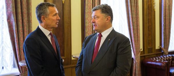Secretario general de la OTAN, Jens Stoltenberg, y presidente de Ucrania, Petró Poroshenko - Sputnik Mundo