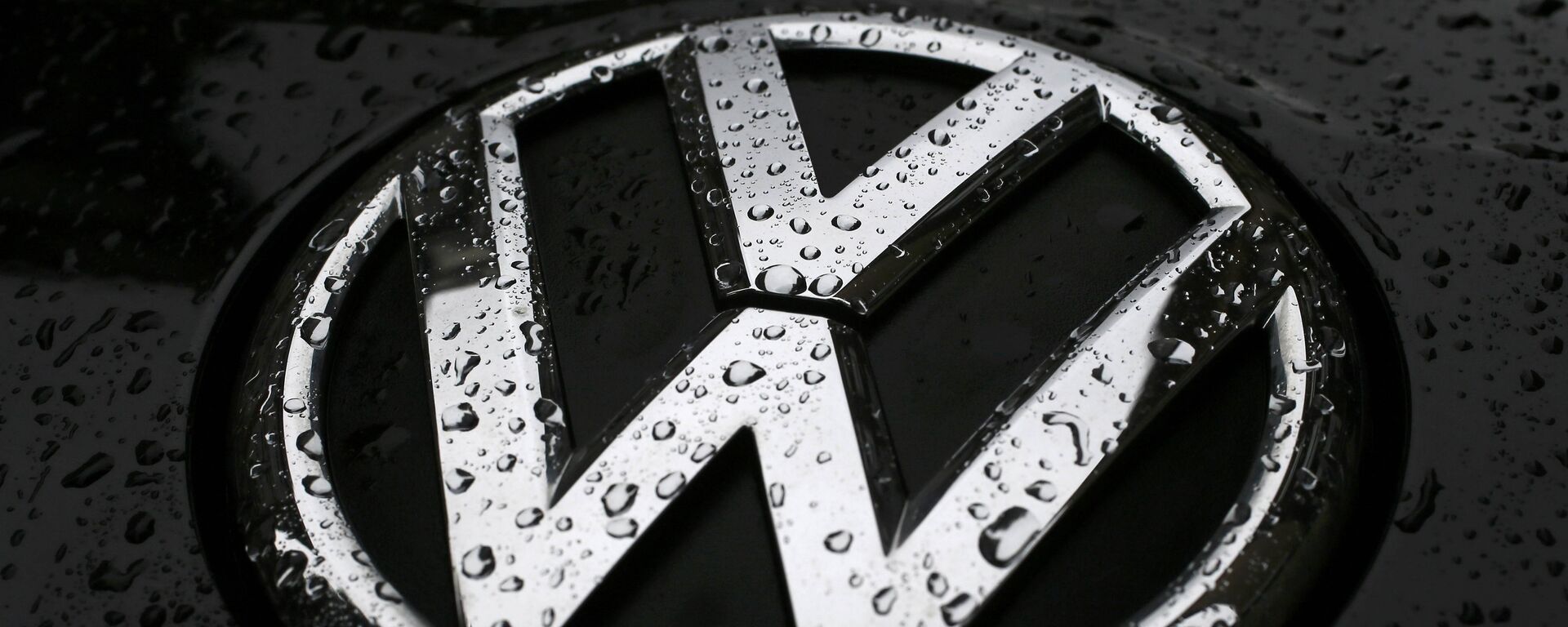 Raindrops are seen on the badge of a diesel Volkswagen Passat in central London, Britain September 22, 2015 - Sputnik Mundo, 1920, 09.06.2021