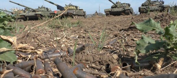 Biatlón de tanques en Donbás - Sputnik Mundo