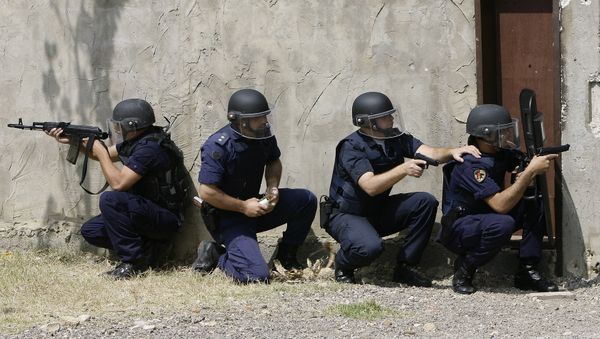Lebanese riot policemen take part in a drill at a military base in the coastal town of Dbayeh Lebanese riot policemen take part in a drill at a military base in the coastal town of Dbayeh - Sputnik Mundo