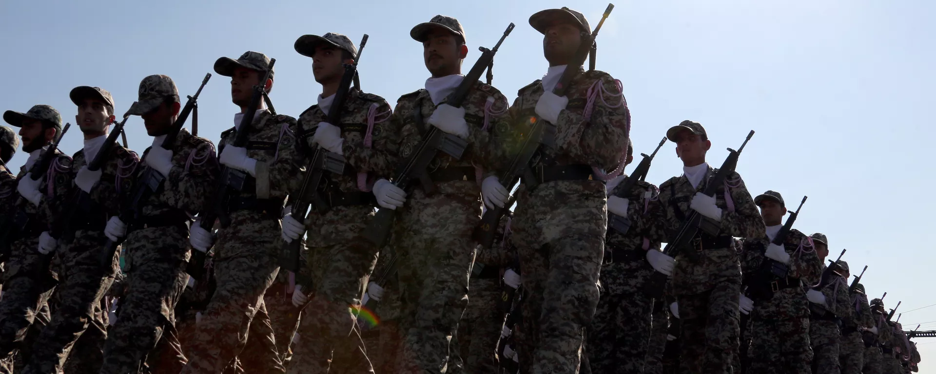 Iranian soldiers march during the annual military parade marking the anniversary of the start of Iran's 1980-1988 war with Iraq, on September 22, 2015 Iranian soldiers march during the annual military parade marking the anniversary of the start of Iran's 1980-1988 war with Iraq, on September 22, 2015 - Sputnik Mundo, 1920, 31.08.2023