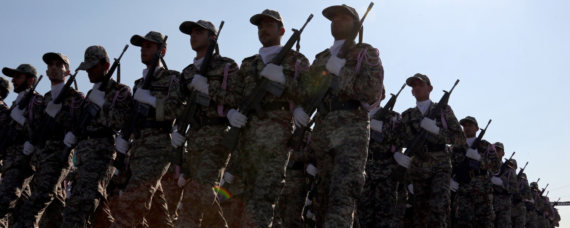 Iranian soldiers march during the annual military parade marking the anniversary of the start of Iran's 1980-1988 war with Iraq, on September 22, 2015 - Sputnik Mundo, 1920, 31.08.2023