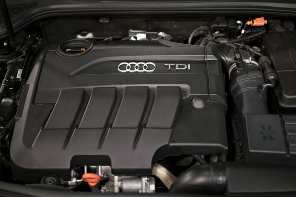 The engine compartment of a 2010 Audi A3 TDI, one of several diesel models made by Volkswagen and engineered to produce detective emissions results - Sputnik Mundo