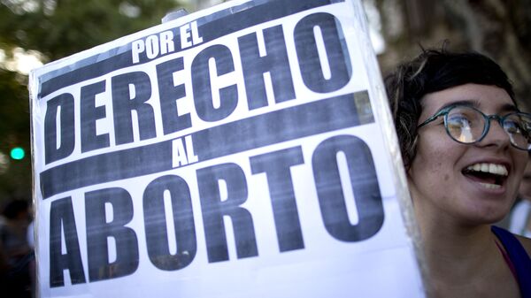 Una mujer con el póster en una manifestación a favor del aborto (archivo) - Sputnik Mundo