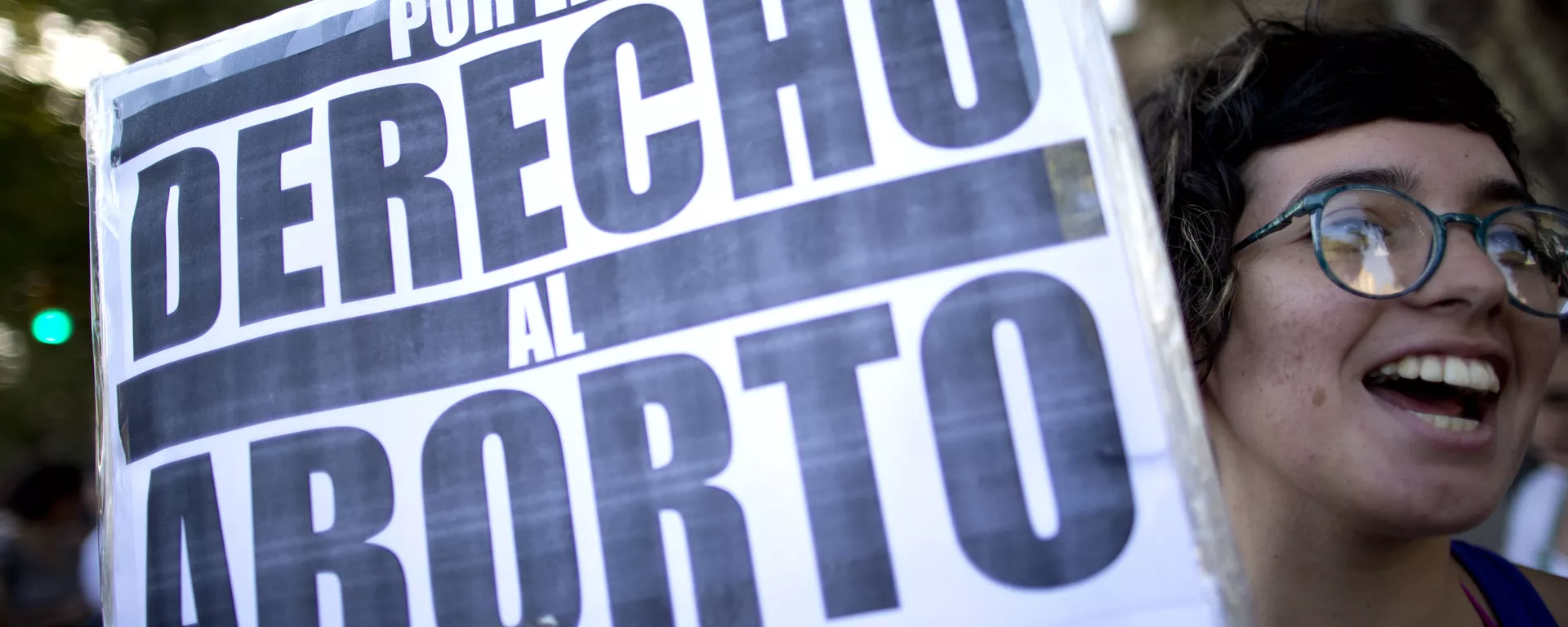 A woman holds a banner that reads in Spanish For the right to abort, during a rally in Buenos Aires, Argentina - Sputnik Mundo, 1920, 15.12.2022