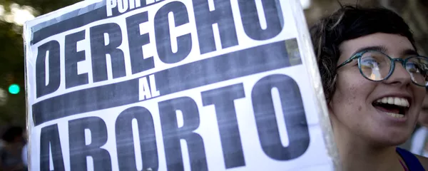 Una mujer con el póster en una manifestación a favor del aborto (archivo) Una mujer con el póster en una manifestación a favor del aborto (archivo) - Sputnik Mundo