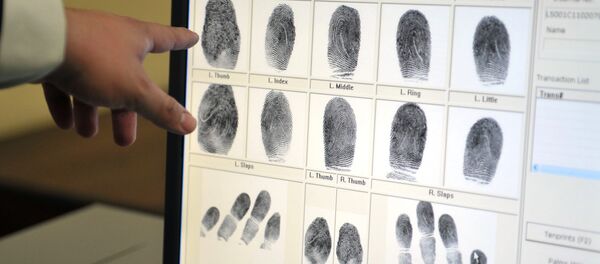 An employee of the Guatemalan Interior Ministry shows how fingerprints are taken during the presentation of the Automated Fingerprint Identification System (AFIS) in Guatemala City - Sputnik Mundo