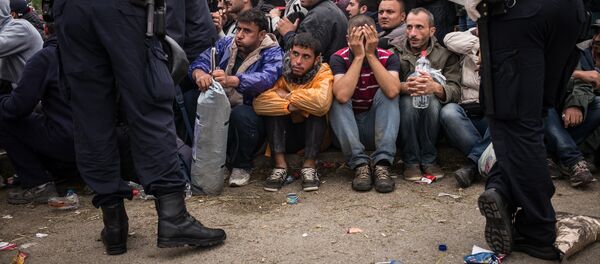 Policías croatas y los refugiados - Sputnik Mundo