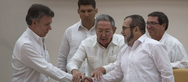 El presidente de Cuba, Raúl Castro, el presidente de Colombia, Juan Manuel Santos (izda.), y el  jefe de las FARC, Rodrigo Londoño Echeverri - Sputnik Mundo