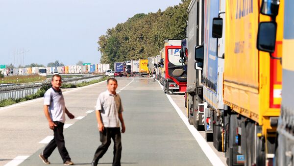 El punto de control Batrovci-Bajakovo cerrado, frontera serbio-croata El punto de control Batrovci-Bajakovo cerrado, frontera serbio-croata - Sputnik Mundo