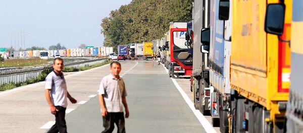 El punto de control Batrovci-Bajakovo cerrado, frontera serbio-croata - Sputnik Mundo