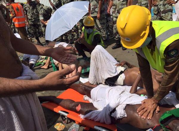 Un médico ayuda a un herido en una estampida humana en Arabia Saudí - Sputnik Mundo