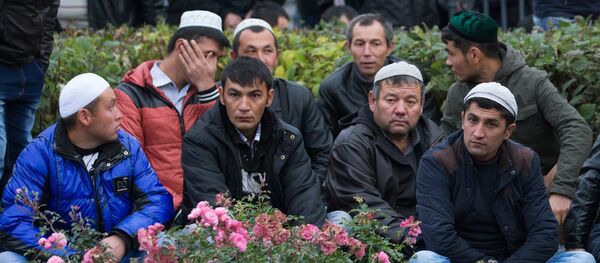 Musulmanes durante la celebración de Eid al Adha en San Petersburgo - Sputnik Mundo