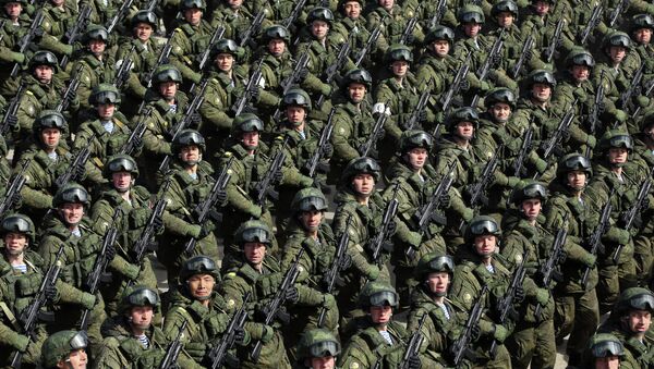 Russian soldiers march during a rehearsal of the Victory Day Parade in Alabino, outside Moscow, on April 22, 2015 - Sputnik Mundo