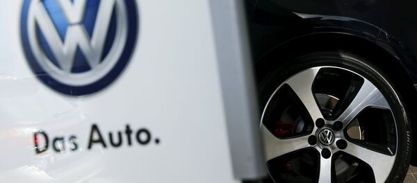 The wheel of a VW auto is seen in the showroom of a Volkswagen dealership in the Queens borough of New York, September 21, 2015 - Sputnik Mundo