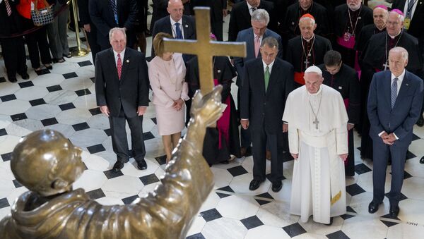 El papa Francisco frente de la escutura del fraile franciscano Junípero Serra, California - Sputnik Mundo