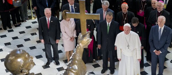 El papa Francisco frente de la escutura del fraile franciscano Junípero Serra, California - Sputnik Mundo
