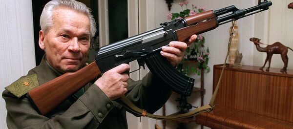 Конструктор Михаил Калашников и АК-47 - Sputnik Mundo