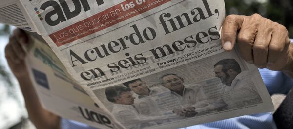 Un hombre leyendo un periódico - Sputnik Mundo