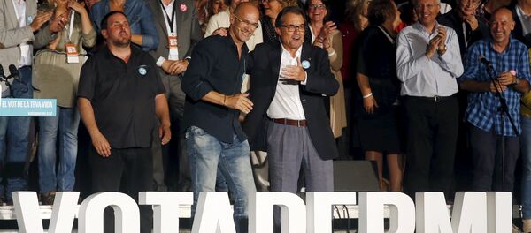 Presidente de ERC Oriol Junqueras, candidato de Junts pel Sí Raül Romeva y  presidente de Cataluña Artur Mas - Sputnik Mundo