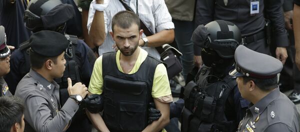 Adem Karadag, ejecutor del atentado del 17 de agosto en Bangkok, acompañado por las policías, el 26 de septiembre, 2015 - Sputnik Mundo