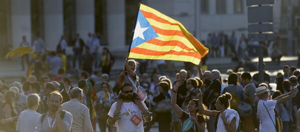 Gente con bandera de Cataluña - Sputnik Mundo