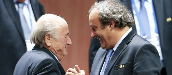 Joseph Blatter (izda.) y Michel Platini - Sputnik Mundo