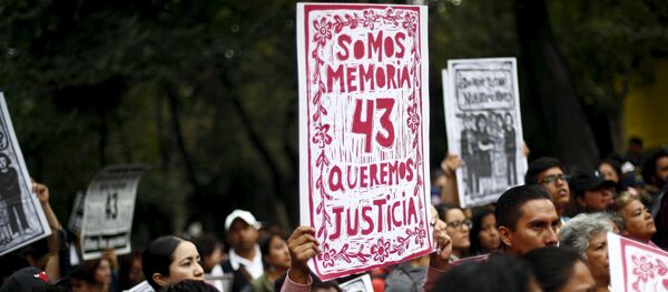 Marcha en memoria de un año de la masacre de Iguala - Sputnik Mundo