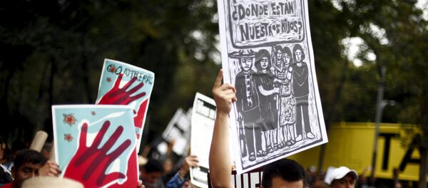 Manifestación en memoria de un año de la masacre de los estudiantes de magisterio rural de Ayotzinapa - Sputnik Mundo