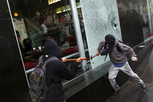 Manifestantes rompen cristales de comercios  - Sputnik Mundo