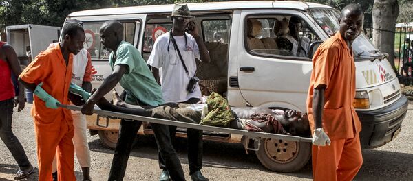 Un hombre herido durante los disturbios en Bangui - Sputnik Mundo