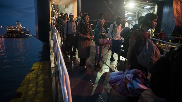 Refugees and migrants travelling on the 'Ariadni' ferry from the Greek island of Lesbos to the port of Piraeus in Athens, disembark - Sputnik Mundo