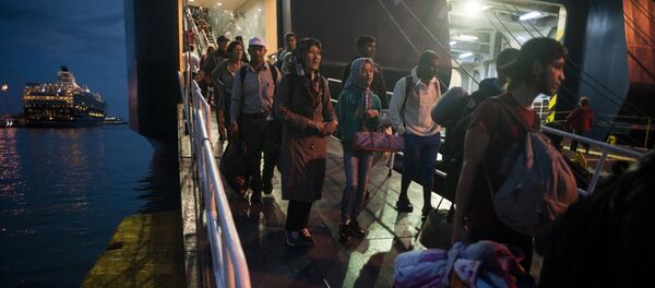 Refugees and migrants travelling on the 'Ariadni' ferry from the Greek island of Lesbos to the port of Piraeus in Athens, disembark - Sputnik Mundo