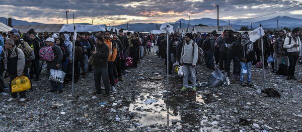 Refugiados y migrantes en la frontera entre Grecia y Macedonia (archivo) - Sputnik Mundo