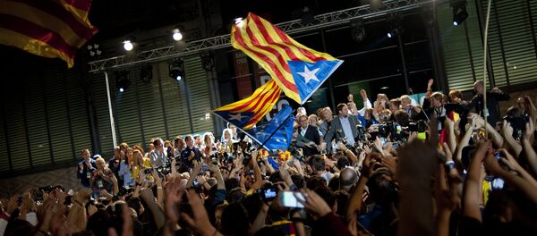 Los líderes de coalición independentista catalana Junts pel Si celebran los resultados de elecciones parlamentarias en Barcelona - Sputnik Mundo