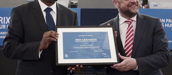 Denis Mukwege, ganador del Premio Sájarov 2014, y Martin Schultz, presidento del parlamento Europeo (archivo) - Sputnik Mundo