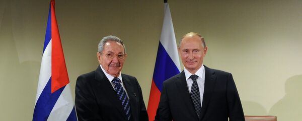 El presidente de Rusia, Vladímir Putin, y su homólogo cubano, Raúl Castro - Sputnik Mundo