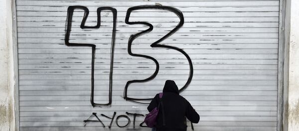 Un grafismo dedicado a los 43 estudiantes desaparecidos en Ayotzinapa, México - Sputnik Mundo