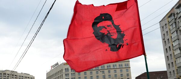 Bandera con el retrato de Ché en el mitin del Partido Comunista ruso en Moscú - Sputnik Mundo