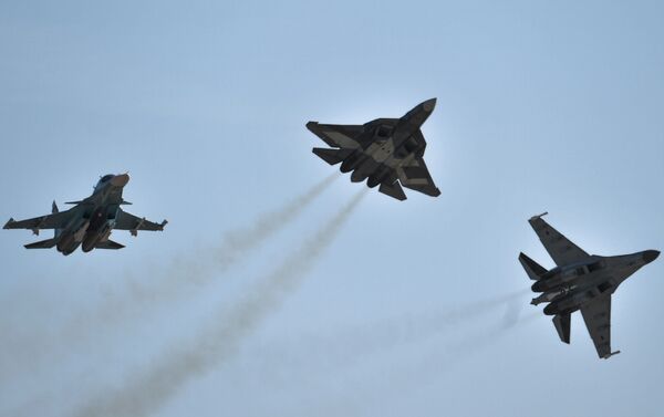 Cazas Su-34, T-50 y Su-35 - Sputnik Mundo