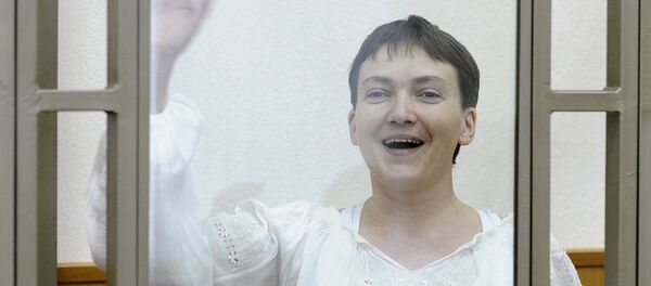 Ukrainian military pilot Nadezhda Savchenko gestures inside a glass-walled cage as she attends a court hearing in the southern border town of Donetsk in Rostov region, Russia, September 29, 2015 - Sputnik Mundo