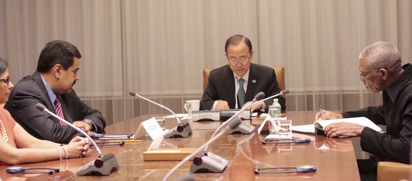 El presidente de Venezuela, Nicolás Maduro (izda.), el secretario general de la ONU, Ban Ki-moon, y el presidente de Guyana, David Granger, durante la reunión en la ONU El presidente de Venezuela, Nicolás Maduro (izda.), el secretario general de la ONU, Ban Ki-moon, y el presidente de Guyana, David Granger, durante la reunión en la ONU - Sputnik Mundo