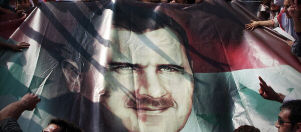 Póster con el rostro de Bashar Asad - Sputnik Mundo