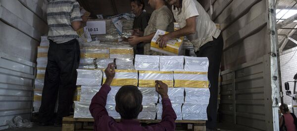 Descarga los productos del convoy humanitario ruso - Sputnik Mundo