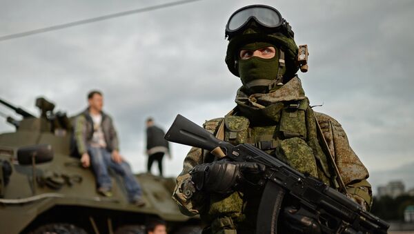 Soldado en el equipo de combate Rátnik - Sputnik Mundo