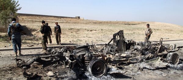 Militares de las Fuerzas de seguridad de Afganistán cerca de un coche quemado, la ciudad de Kabul - Sputnik Mundo