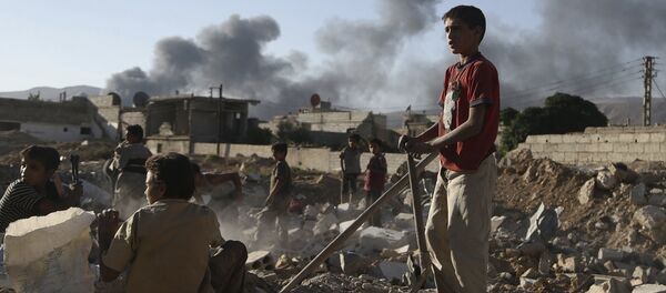 Niños sirios inspeccionan los escombros de una casa en la provincia de Damasco - Sputnik Mundo