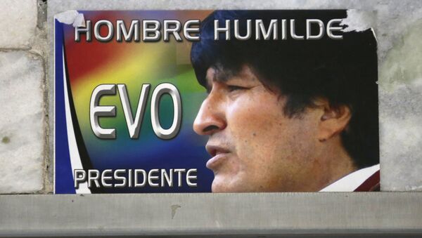 Un cartel con un retrato de Evo Morales - Sputnik Mundo