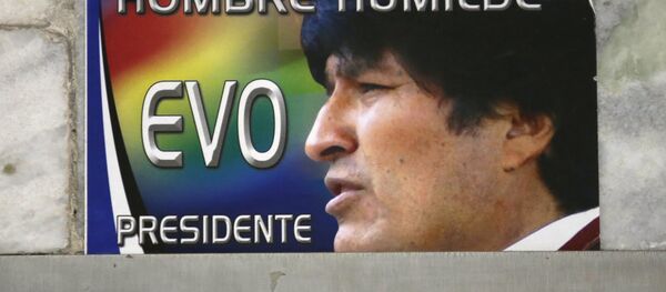 Un cartel con un retrato de Evo Morales - Sputnik Mundo