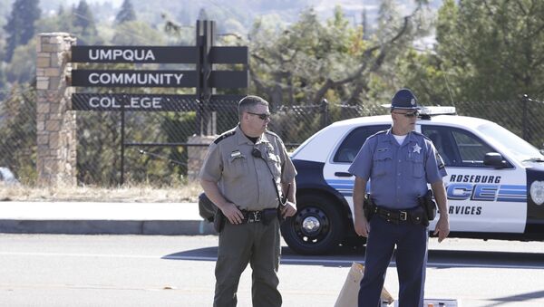 Policías estan de guardia al lado del lugar del tiroteo en Umpqua Community College, el 1 de octubre, 2015 - Sputnik Mundo